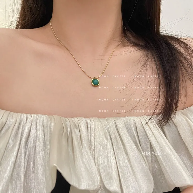 SISSLIA Non-Fading Titanium Steel High Quality Vintage Emerald Square Queen Flower Shell Necklace for Women